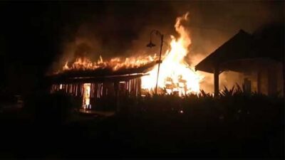 Rumah seorang warga di Jorong Cahaya Koto, Nagari Kurnia Selatan, Kecamatan Sungai Rumbai, Kabupaten Dharmasraya, Sumatera Barat, terbakar
