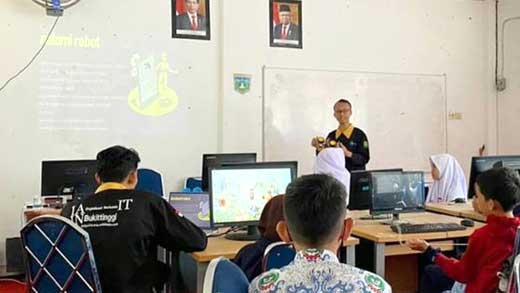SMPN 4 Padang Panjang gandeng UKM Robotic UIN Sjech M. Djamil Djambek Bukittinggi rancang anatomi robotik