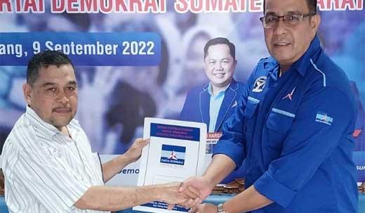 Sastri Andiko Datuah Putiah mengambil formulir pendaftaran