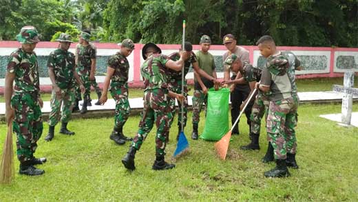 TNI Polri di Yapen melaksanakan Kerja Bakti di TMP Newi