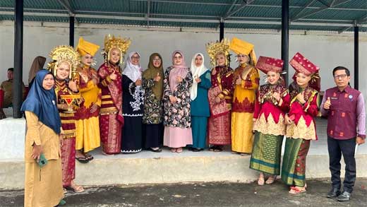 Ketua TP PKK Pasaman Barat, Ny. Titi foto bersama usai pembukaan Lomba Makanan Tradisional Nasi Kunyik Singgang Ayam di Nagari Sinuruik