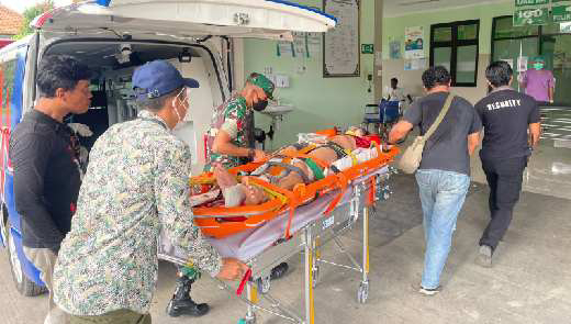 Tim SAR dan Babinsa Evakuasi Wisatawan di Nusa Penida Bali