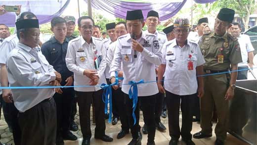 Wabup Lampura Serahkan 1 Paket Bantuan di Abung Pekurun