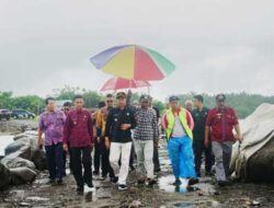 Wabup Pasbar Tinjau Pembangunan Penahan Ombak di Suak Sasak