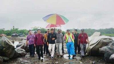 Wabup Pasbar Tinjau Pembangunan Penahan Ombak di Suak Sasak