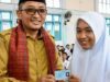 Hendri Septa Serahkan e-KTP kepada siswi SMAN 2 Padang