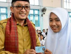 Hendri Septa Serahkan e-KTP kepada siswi SMAN 2 Padang