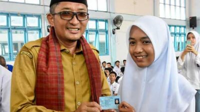 Wako Hendri Septa Serahkan e-KTP di SMAN 2 Padang