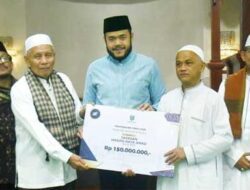 Wako Padang Panjang Serahkan Bantuan 150 Juta untuk Pembelian Lahan Parkir Masjid Jihad
