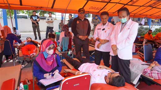 Hendri Septa sumbangkan darahnya di HUT Korpri