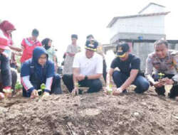 Wako Payakumbuh Goro Tanam Cabe Sayur dan Buah Bersama Warga Koto Panjang Padang Latina