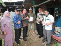 Cari Solusi Kesulitan Warga, Wako Payakumbuh Serahkan Bantuan Modal Usaha Buat Muhardi