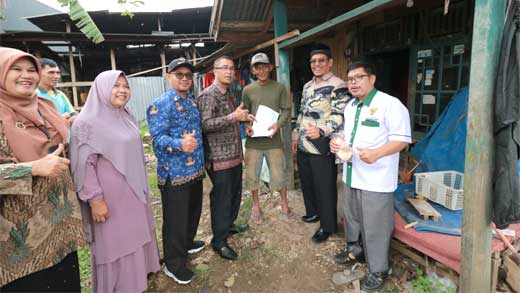 Pj. Wako Payakumbuh, Rida Ananda Serahkan Bantuan Modal Usaha Buat Muhardi