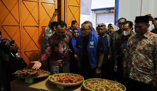 Zulkifli Hasan saat meninjau pabrik produksi jamu Sabdo Palon