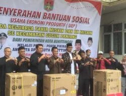 Dua Anggota DPRD Bukittinggi bersama Pemko Serahkan Bansos UEP kepada Warga Guguak Panjang