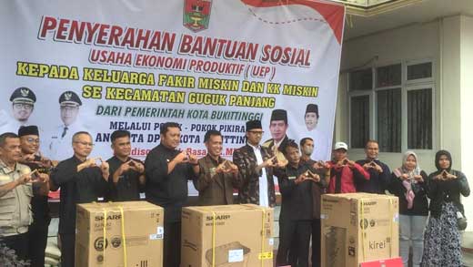 Dua Anggota DPRD Bukittinggi bersama Pemko Serahkan Bansos UEP kepada Warga Guguak Panjang