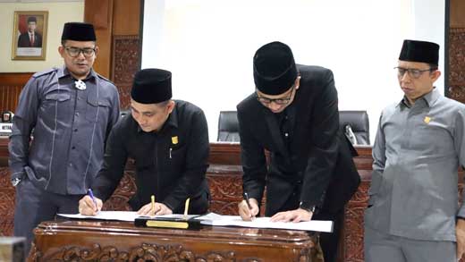 DPRD Ketok Palu APBD Kota Bukittinggi Tahun Anggaran 2023 1 Penandatangan nota persetujuan APBD Kota Bukittinggi Tahun Anggaran 2023