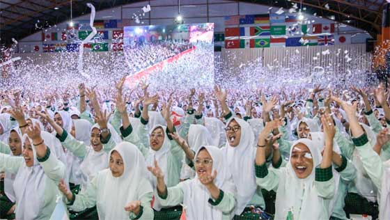 santri Pondok Pesantren Sunan Pandanaran saat menampilkan koreografi yang atraktif