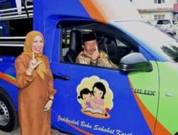 Bupati Agam Serahkan Mobil Perpustakaan Keliling