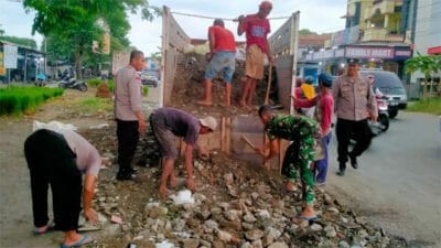 Banyak Warga Terjatuh, Aparat bersama Warga Urug Cekungan di Depan Pasar Kutowinangun