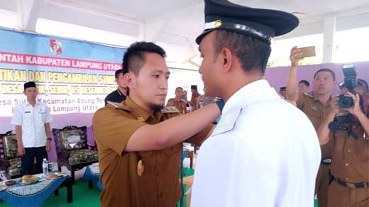 Wakil Bupati Lampung Utara, Ardian Saputra lantik Yahya Pranoto sebagai Kepala Desa Subik