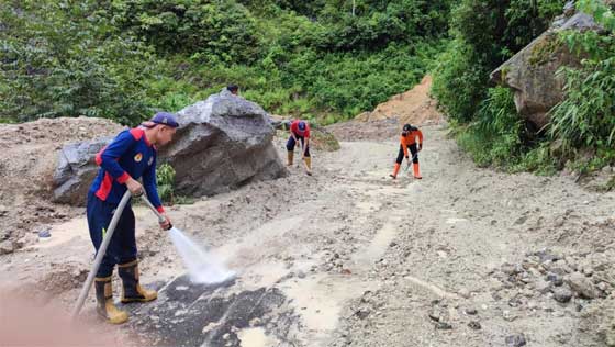 bersihkan sisa longsor