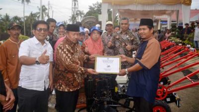 Bupati Agam Salurkan Bantuan Alsintan kepada Keltan di Palembayan