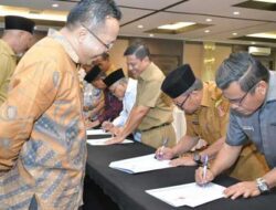 Bupati Agam Tandatangani Pakta Integritas Pemilu Serentak 2024