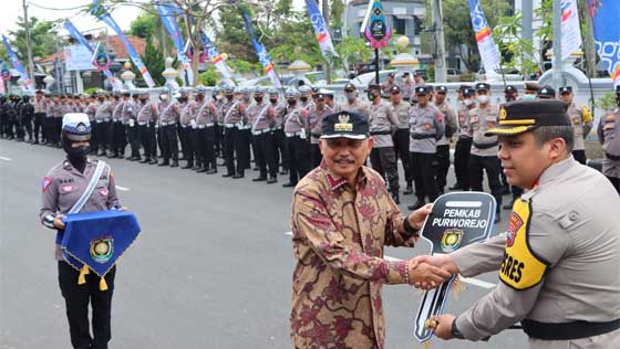 Bupati Purworejo Hibahkan Satu Unit Mobil kepada Polres