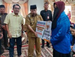 Bupati Salurkan Zakat Program Agam Makmur dan Agam Cerdas
