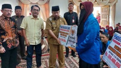 Bupati Salurkan Zakat Program Agam Makmur dan Agam Cerdas
