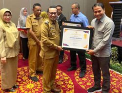 Bupati Tanah Datar Berikan Penghargaan kepada Pengusaha Taat Pajak