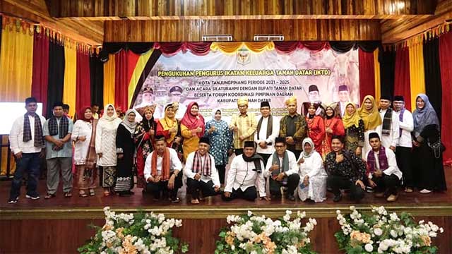 Bupati Tanah Datar Kukuhkan Pengurus IKTD Tanjungpinang 1 Pengurus IKTD Kota Tanjungpinang