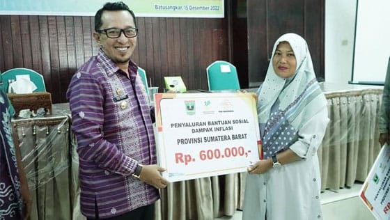 Bupati Tanah Datar Serahkan Bansos Dampak Inflasi 1 Bansos Dampak Inflasi