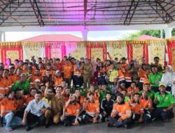 Bupati Tanah Datar Silaturahmi dengan Petugas Kebersihan dan Pertamanan