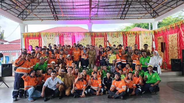 Bupati Tanah Datar Silaturahmi dengan Petugas Kebersihan dan Pertamanan 1 Silaturahmi dengan Petugas Kebersihan dan Pertamanan