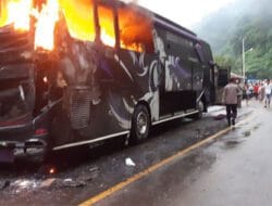 Duh! Bus Pariwisata Terbakar di Jalinsum Muaro Kalaban, Kerugian Ditaksir Rp 500 Juta