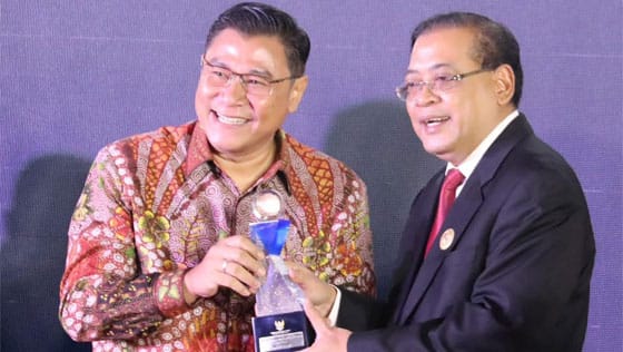 Partai Gerindra Jadi Lembaga Politik Paling Informatif versi KIP Pusat 1 Danang-Wicaksana-Sulistya-terima-anugerah-KIP