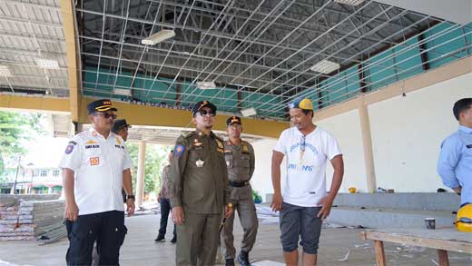 Bupati Tanah Datar, Eka Putra tinjau renovasi Lapangan Cindua Mato Batusangkar yang sudah memasuki tahap finishing