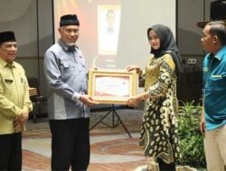 Gubernur Sumbar Serahkan Penghargaan PL-UMKM dan Enumerator Terbaik Sumbar 2022