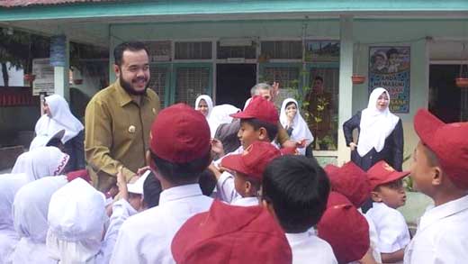 Fadly Amran bergembira bersama murid SD