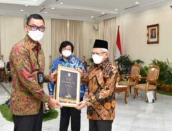Pemerintah Anugerahkan CEO Green Leadership Utama untuk Darmawan Prasodjo