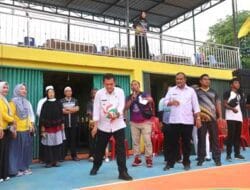 Serahkan Bantuan, Gubernur Kepri Juga Buka Turnamen Bola Voli Kecamatan Meral di Karimun