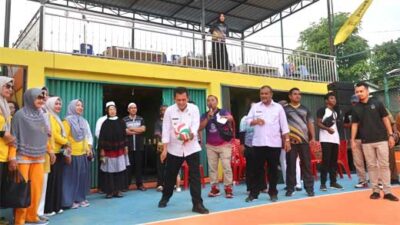 Serahkan Bantuan, Gubernur Kepri Juga Buka Turnamen Bola Voli Kecamatan Meral di Karimun