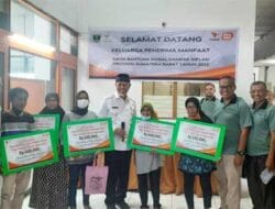 Gubernur Sumbar Serahkan Dana Bantuan Sosial Dampak Inflasi kepada KPM