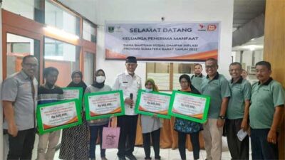 Gubernur Sumbar Serahkan Dana Bantuan Sosial Dampak Inflasi kepada KPM