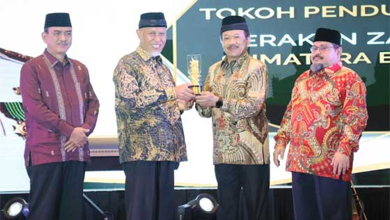 Gubernur dan Wagub Sumbar Terima Anugerah BAZNAZ Award 2022