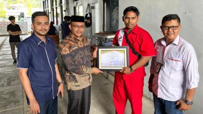 Haji Uma Berikan Penghargaan untuk Fadli Juta, Karyawan SPBU di Subulussalam, Ini Alasannya