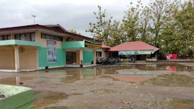 Halaman Islamic Center Yayasan Syekh Burhanuddin Pariaman Seperti Kolam di Kala Hujan