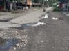 Jalan berlubang di Pasar Ampalu Ambung Kapur